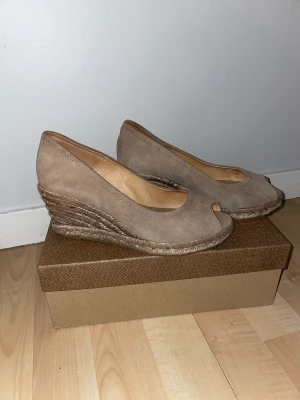 Kilklackar från Kanna - Jättefina Kilklackar köpta på sellpy de passade tyvärr inte mig. Det står att de är i storlek 37 men skulle nog mer säga att det lutar åt 38. Fint skick förutom fläcken på tredje bilden men inget som syns utanför. Köparen står för frakt