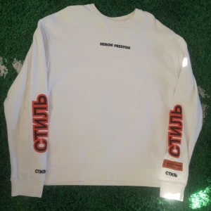 Heron Preston crewneck - Vit Heron Preston "style" crewneck i medium Cond 8/10