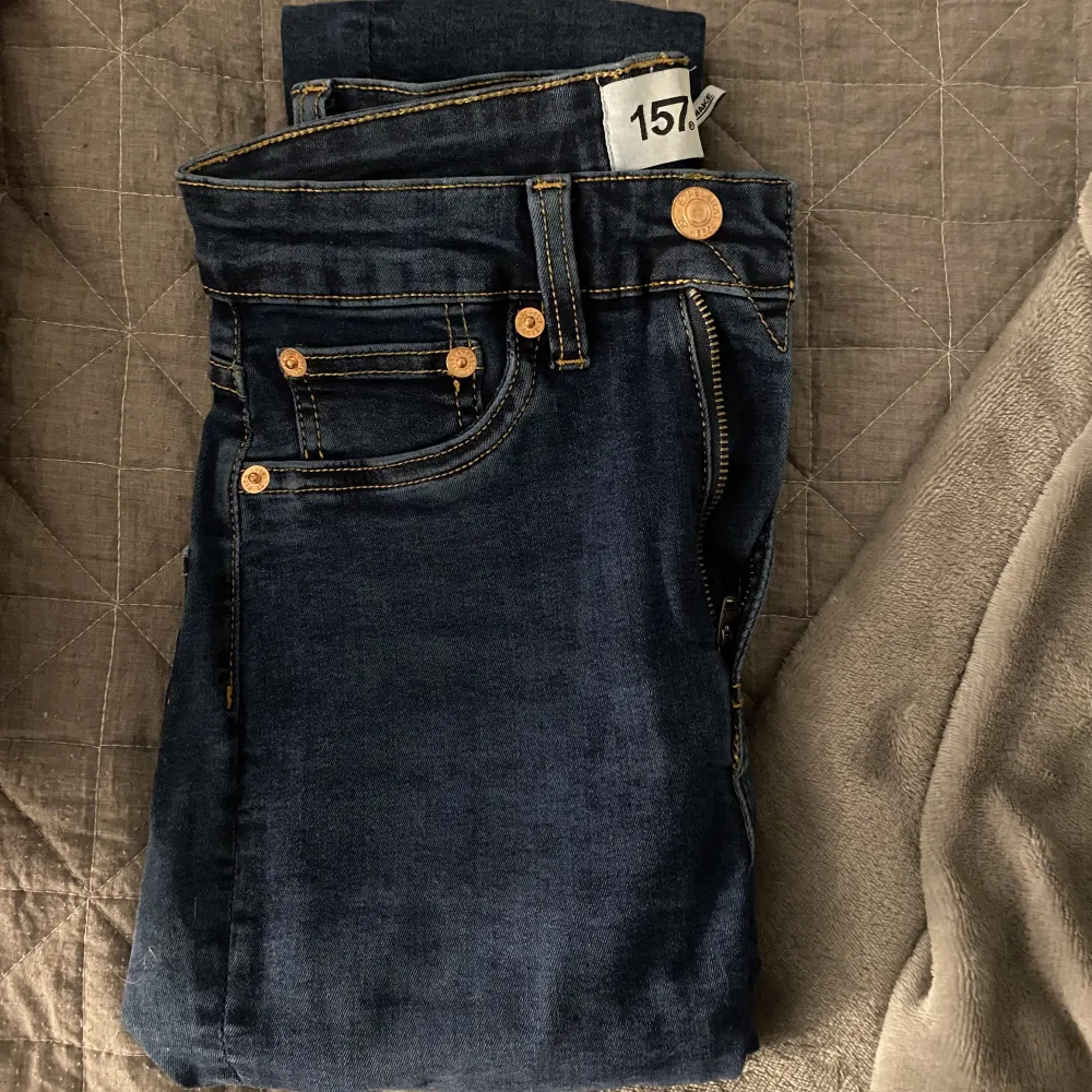 Säljer mina superfina mörkblåa jeans för att de inte kommer till användning. De är i bra skick då de knappt har används. . Jeans & Byxor.