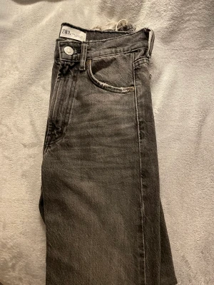 ZARA jeans - Zara jeans i stl 32.  Passar mig i längden som är 165. Midwaist och raka I benen! Aldrig använda 💓 Köparen står för frakt!