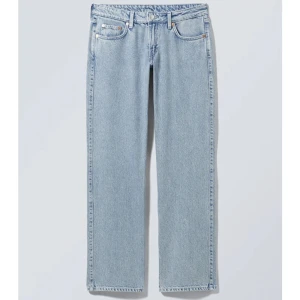 Arrow low straight jeans - Skitsnygga low waist jeans från weekday, köpta för 590kr och är o fint skick. Skriv vid intresse💗