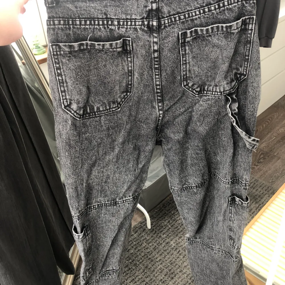 Svarta washed out jeans med både fickor och ett ”handtag”. Jeans & Byxor.