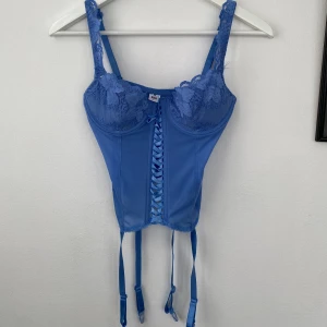 Blå bustier korsett - Blå spets bustier korsett💙. Materialet är väldigt stretchigt och den går att knyta på olika sätt, så den passar flera storlekar skulle jag säga. Den är i bra skick. (Bild 2 är lånad av tidigare ägare)  Köptes för 450kr