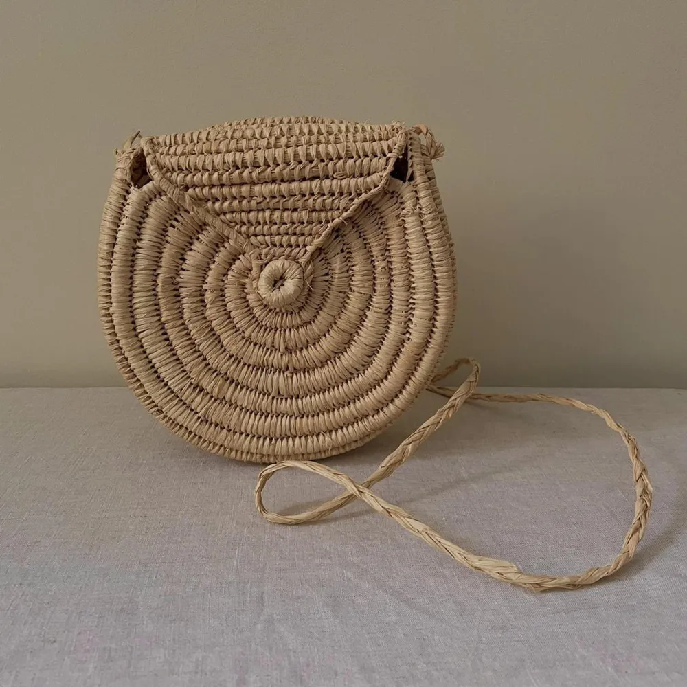 Vintage Straw Crossbody Bag  Artisanal Woven Straw Crossbody to hold your personal treasures. Braided Straw Strap & Button Flap Closure.  20x20x7CM  75CM Drop. Väskor.