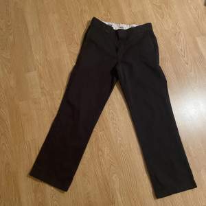 Svarta dickies byxor jag köpte second hand i Köpenhamn. Inget fel på dem har bara inte kommit till användning. De är w31 men om man viker ner de så blir de lite mindre. 