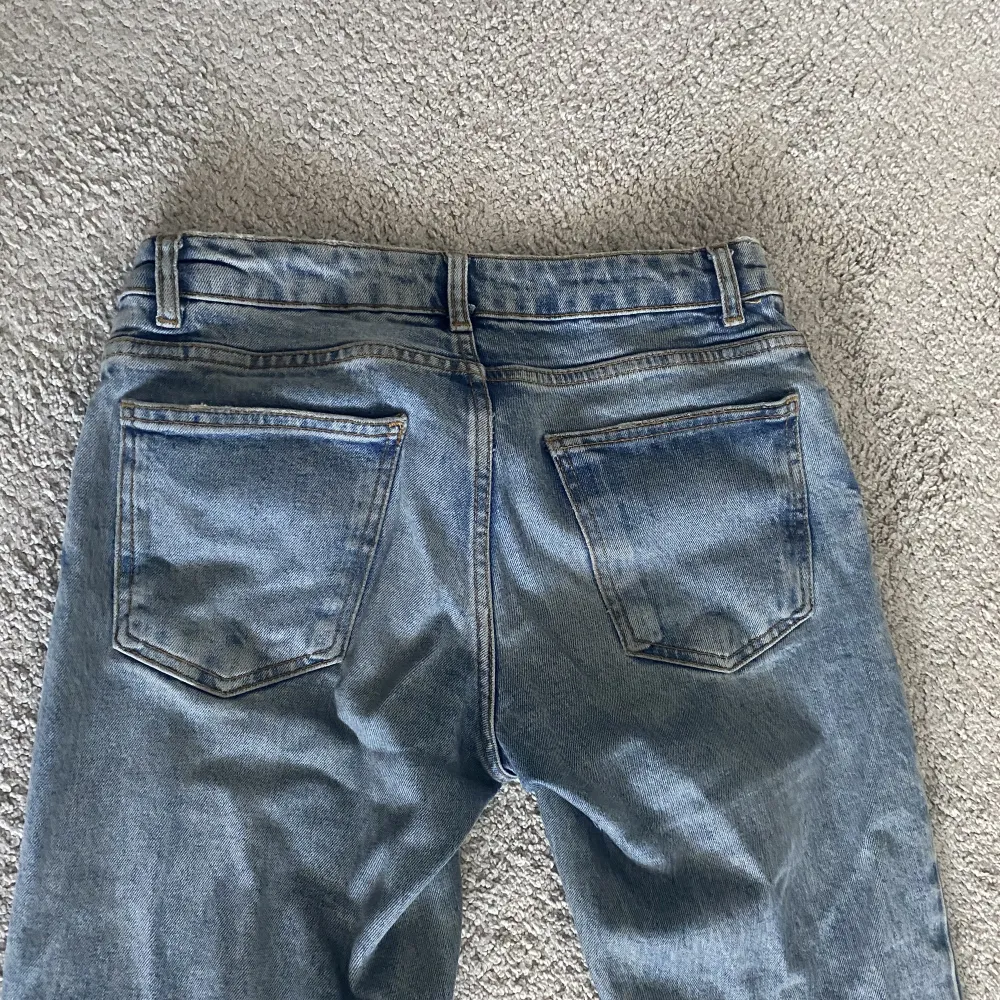 Super fina lågmidjade bootcut jeans ifrån zara. Jeansen är i strl 34 men skulle nog passa en 32 också. Jätte fina men är tyvärr lite för korta för mig! 💗💗💗. Jeans & Byxor.