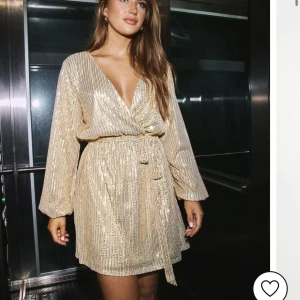 Glitterklänning  - Fin glitterklänning från na-kd  Skriv för egna bilder💜