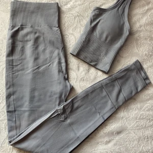 Sport sett - Ett fint och bekvämt idrotts sett från Lager 157 som endast andvänts en gång. Säljer för att de inte passar mig längre och köt annat så dessa kommer inte till användning.  Toppen är i XS och byxorna M