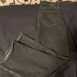 Dessa jeans är mörkgrå/ svarta och sitter löst men fint, de är även väldigt långa (är 170). Byxorna är i nyskick då jag bara har andvändt de 2 gånger. Säljer de för att de inte längre är riktigt min stil. 