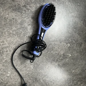 Plastborste / straightning brush  - Värmeborste för att platta håret och få en naturligt plattad look. 