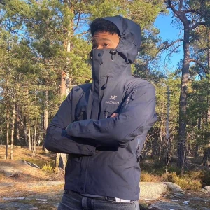 Vintage 1998 Arcteryx Alpha Sv - Extremt rare Arcteryx alpha sv från 1998 i mörkblå. Jackan är i väldigt bra skick och är självklart gore-tex. Jackan är i storlek Small Dam/Female. Modellen på bilden är 173 cm, 73 kg. Nypris ligger runt 8000kr idag.