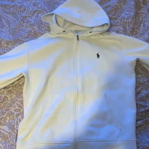 Polo zip - Säljer min vita polo zip för att den är för stor. Skicket är 9/10 och inte använd så mycket 