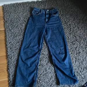 Deta är ett par jeans som Deta är ett par jeans som har blivit för små. Skulle tro att det funkar för både killar och tjejer.
