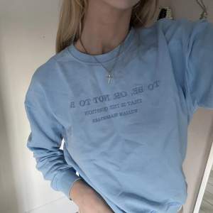 Basic sweatshirt från Zara! Perfekt att slänga på sig över en klänning vid kallare sommarkvällar🌅  Sparsamt använd Hör av dig vid frågor!🤍🤍