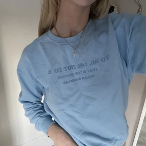Sweatshirt  - Basic sweatshirt från Zara! Perfekt att slänga på sig över en klänning vid kallare sommarkvällar🌅  Sparsamt använd Hör av dig vid frågor!🤍🤍