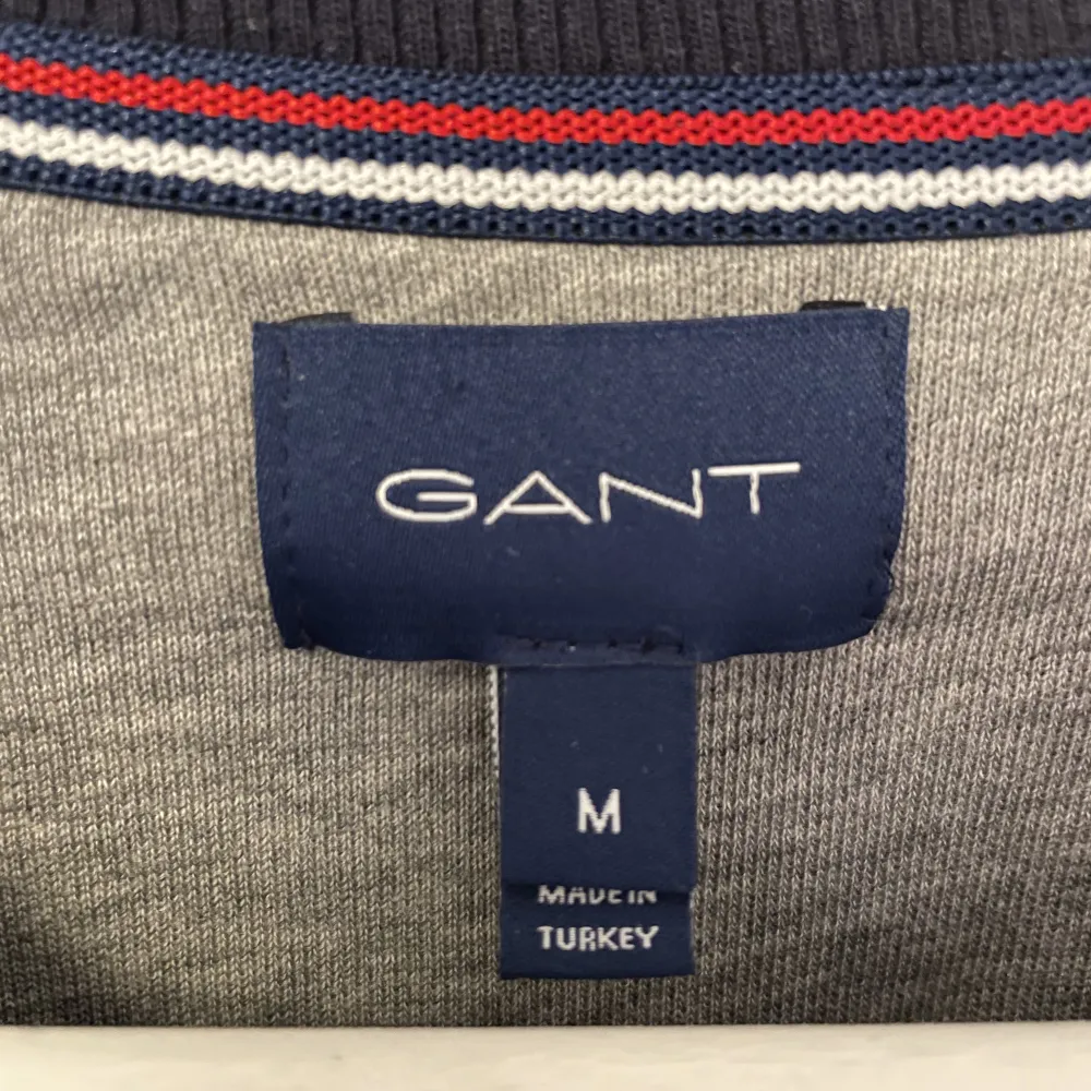 Gant tröja i storlek M. Knappt använd och är i väldigt bra skick. Pris kan diskuteras. Kan mötas upp till viss del annars står köparen för frakt.. Tröjor & Koftor.