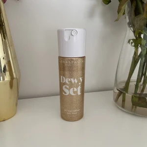 Anastasia dewy set settingspray - Kolla andra bild för hur mycket det är kvar❤️ Sparsamt använt och säljer då jag använder Caia’S settingspray. Köpte den för 399kr💖 Glöm inte att frakten inte är inräknad i priset nedan☺️