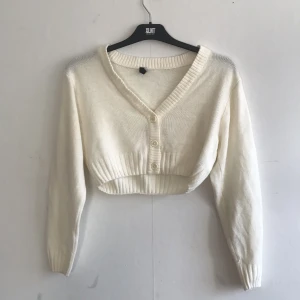 Stickad tröja -  See-through, crop top, off-shoulder
