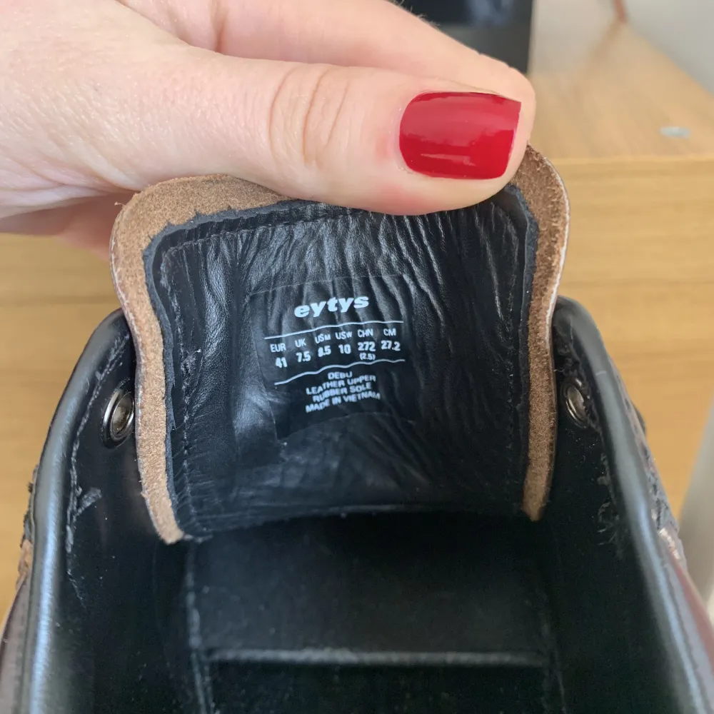 Säljer eytys detroit loafers/boots i rött läder då de inte kommer till användning❣️ Storlek 41, men funkar också om man har 40! Nypris 2800, endast använda en gång!!. Skor.
