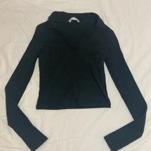 Svart tröja från Pull&Bear, XS - Svart tröja från Pull&Bear i storlek XS. Endast använd 1 gång!
