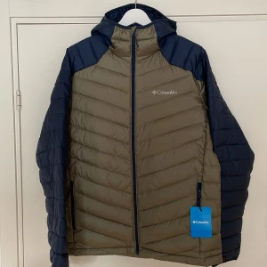 Columbia dunjacka  - Tunn och lätt dunjacka. Fiberdun. Vattentät. Regular fit. Oanvänd. Tar ingen plats i bagaget.