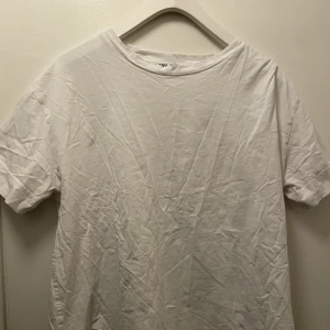 Vit T-shirt  - Oversized  Knappt använd