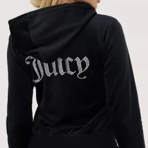 JUICEY COUTURE SET - Hoodie utan dragkedja och track pants med dragkedja vid fotleden. Äkta, Nyskick. Säljer pga för stor för mig. 900 för både hoodien och byxorna och 400 per plagg. 