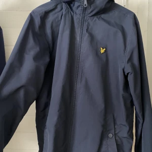 Lyle & Scott - Mörk blå Lyle & Scott jacka, perfekt för vår och höst Storlek M 9/10 Skick