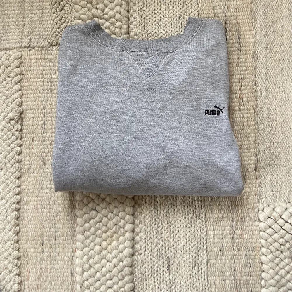 Vintage sweatshirt från Puma. Snygg boxig fit. . Tröjor & Koftor.