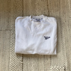 Reebok Sweatshirt - Sweatshirt från Reebok. 
