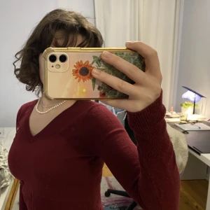 Vinröd tröja  - En super gullig vinröd tröja från hollister! Bra skick, använd 1-2 ggr, säljer då den blivit för liten för mig. Skriv gärna vid intresse!❤️❤️