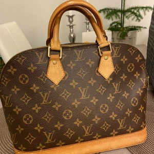 Louis vitton Alma PM  - ✅ Modell: Alma PM ( vintage )  ✅ Datecode/chip: FL0094  ✅ Skick: Använd/ingen doft. Jätte fint skick!  ✅ Kvitto: Ja. Från BrandFind ✅ Pris vid försäljning 6000kr  Säljer då jag inte finner någon användning för den. Billigare vid snabb affär 