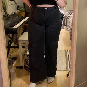 Svarta vida jeans från monki i storlek 36 Modell Yoko Väl använda men har inga defekter Uppsydda så lite kortare än originalet 