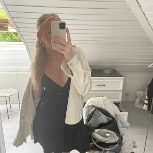 Svart klänning - Söt klänning från zara som inte kommer till användning!