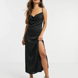 Satinklänning - Säljer denna superfina figursydda satinklänningen i nyskick med prislappen kvar då den inte kommit till användning! 🖤storlek 36 (passar även 34)