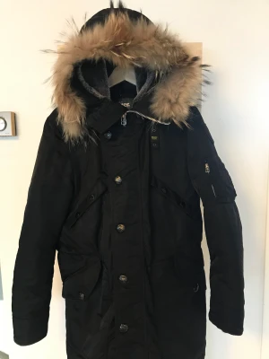 Blauer vinterjacka - Varm jacka i gott skick med äkta päls   Nypris: 5000kr