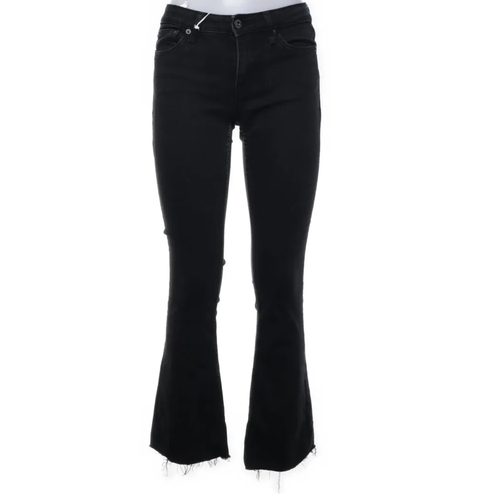 Säljer mina lågmidjade bootcut Crocker jeans str 27/33. Jeans & Byxor.