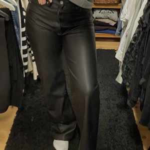 Läderbyxor i storlek 36 - Sjukt balla läderbyxor i storlek 36! Nyskick! Köpta från H&M. Använda ett fåtal gånger, säljer pga. inte längre min stil :(. Passar någon som är kring 160 cm. Säljer för 200kr.