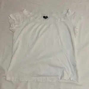 Basic vit T-shirt från HM i storlek 38. Väl använd.