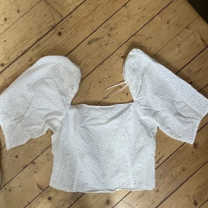 Blus  - Blus i skjorttyg, medellånga armar/t-shirt-längd. Jättefin men aldrig använd, från HM.