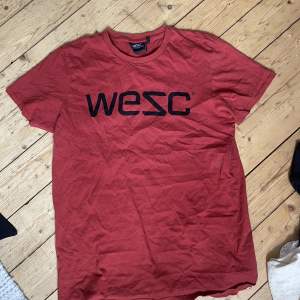 WESC t-shirt i röd/rostbrun färg. Herrmodell, sitter som en vanlig icke figursydd t-shirt. Bra kvalitet