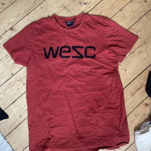 WESC t-shirt - WESC t-shirt i röd/rostbrun färg. Herrmodell, sitter som en vanlig icke figursydd t-shirt. Bra kvalitet