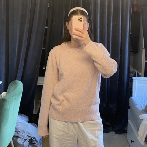 Ljusrosa stickad tröja - Så fin tröja som inte kommer till användning. Det är meningen att den ska vara ”noppig”! 