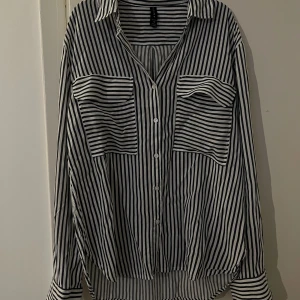 Amisu randig skjorta  - Använd någon gång, fint skick! Randig, tror ränderna är mörk gråa men svårt att se riktigt.