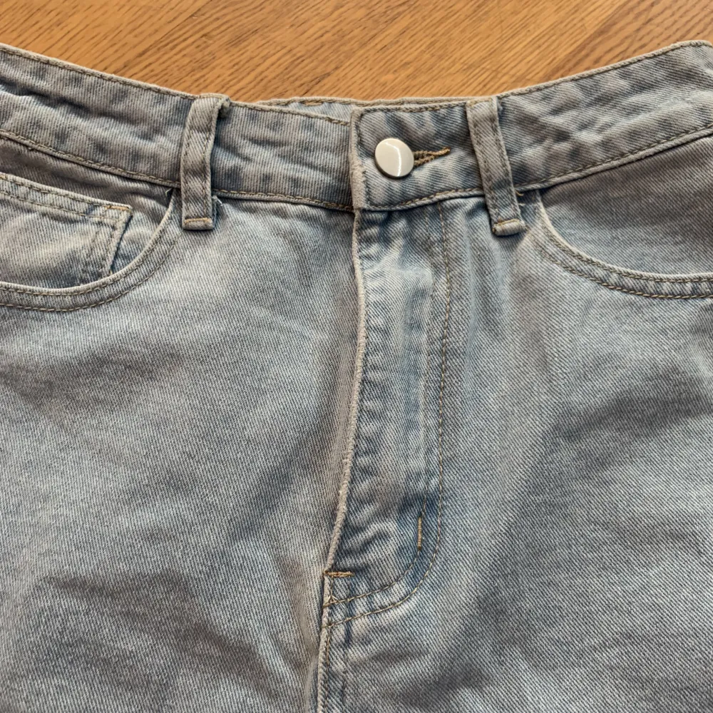 Säljer dessa fina jeans shorts för att dem är för stora för mig, inte använt någon gång, som nya, fina till sommaren. Shorts.