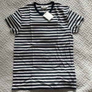 Samsöe Samsöe T-shirt  - T-shirt. 100%bomull. Regular fit. Oanvänd.