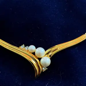 Ett vackert halsband med pärlor och rhinestones   Inte äkta guld   