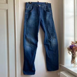 Snygga unika blå Levi’s jeans i mycket bra kvalitet 