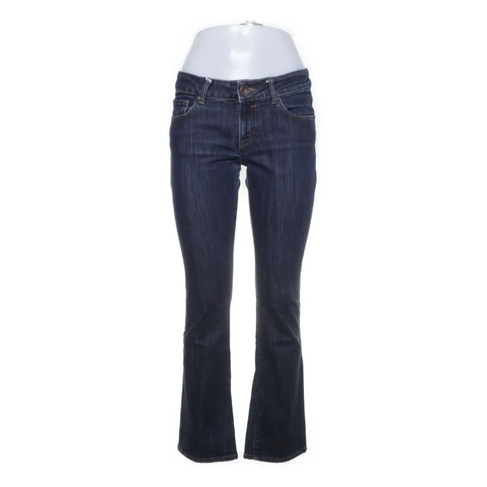 Perfekta lågmidjade jeans. De va skitsnygga, men lite för små för mig som har storlek 36 eller 38! Skulle säga att de passar för storlek 32, 34 och 36❣️ Köparen står för frakt! Straight fit!. Jeans & Byxor.