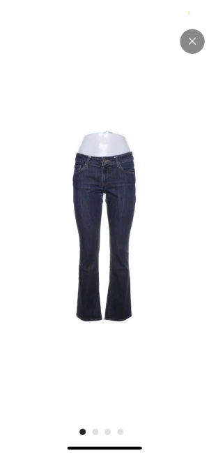 Lågmidjade jeans - Perfekta lågmidjade jeans. De va skitsnygga, men lite för små för mig som har storlek 36 eller 38! Skulle säga att de passar för storlek 32, 34 och 36❣️ Köparen står för frakt! Straight fit!